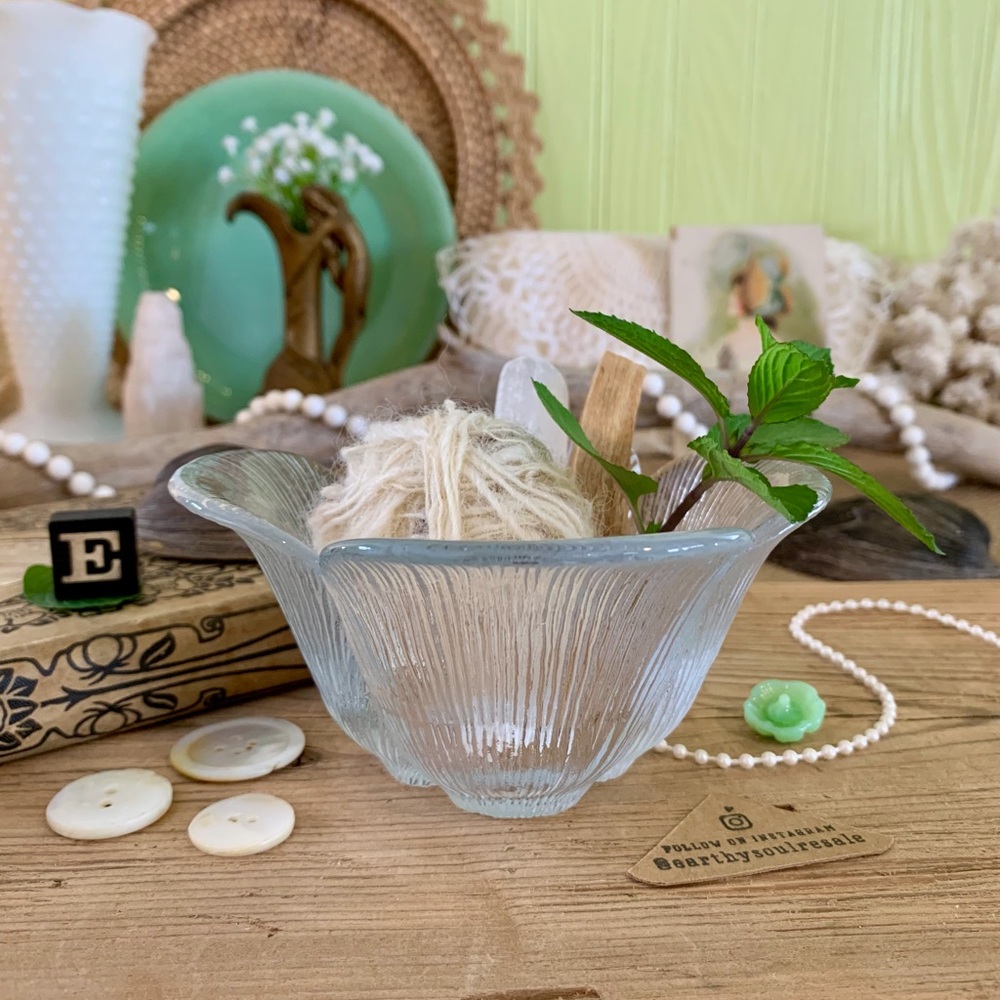 Vintage Glass Bowl 🌼